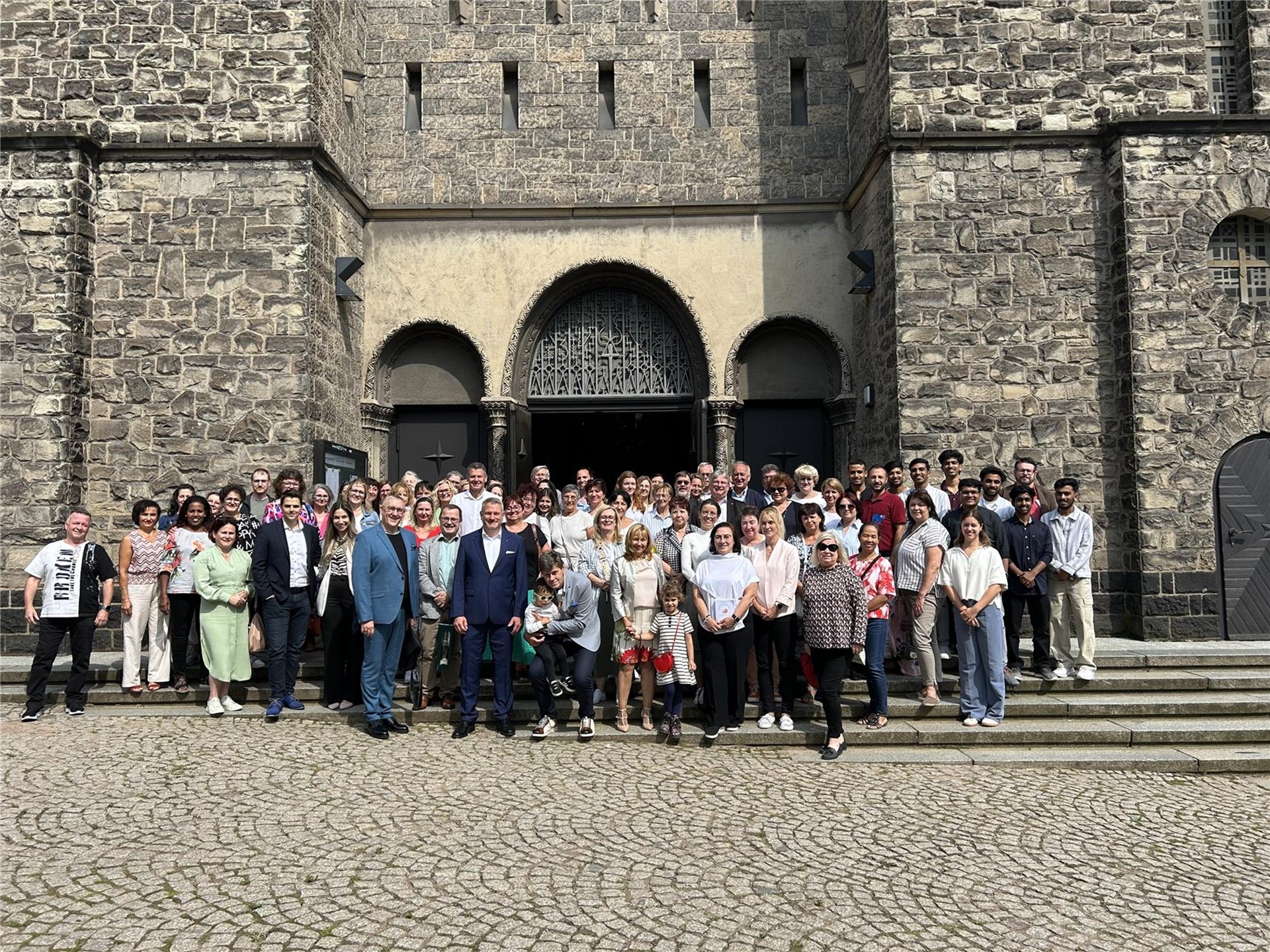 Gruppenbild bei der Verabschiedung von der Prokuristin Frau Therese Kattla vor der St. Michael Kirche in St. Johann Saarbrücken